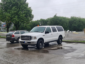 Ford Excursion (1 foto / 6)