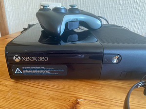 Xbox360 slim (2 фото из 3)