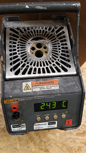Fluke 9141 Dry-Well Calibrator 50 – 650*C (2 foto / 2)