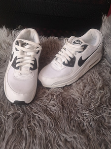 NIKE AIRMAX 90 UUED VALGED JALATSID (1 foto / 3)