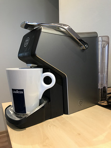 Кофе машинка Lavazza. (1 фото из 3)
