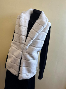 Guess faux fur vest, S -M, uus (1 foto / 6)