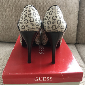 Оригинальные туфли Guess, размер 38 (3 фото из 3)