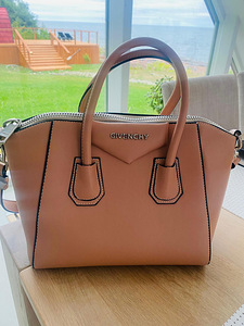 Givenchy (1 foto / 4)