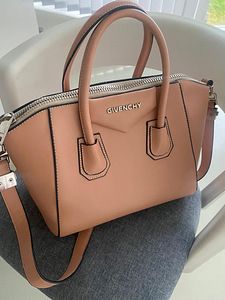 Givenchy (2 foto / 4)