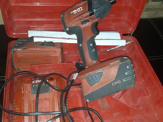 Продам шуруповёрт дрель с долбёжником HILTI SID 22-A