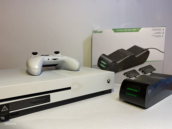 Продам xbox one s с зарядным устройством для геймпадов