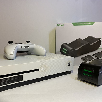 Продам xbox one s с зарядным устройством для геймпадов
