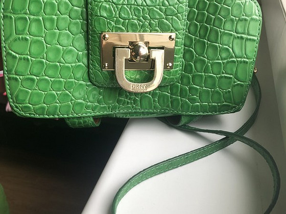 Кожаная сумка DKNY