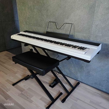Valge haamri klahvidega digitaalklaver / White digital piano