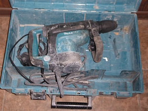 Перфоратор Makita HR4011C, 1100 Вт (4 фото из 5)