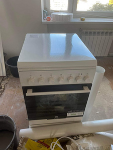 М: новая духовка Electrolux со стеклянной плитой (1 фото из 3)
