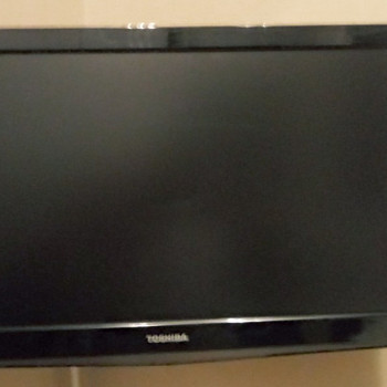 Телевизор ТОSHIBA с настенным подвижным кронштейном (Англия)