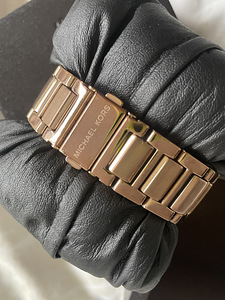 Часы Michael Kors (6 фото из 7)