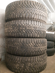 Продам шипованную резину (2 фото из 3)