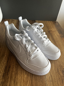 Кроссовки (Nike ) (1 фото из 3)