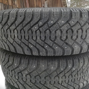 Goodyear Ultra Grip 500 185/65 R15 mustrit 6-7 mm