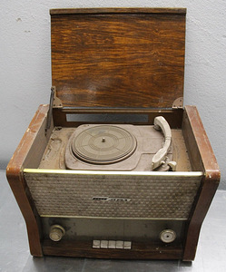 Vanaaegne raadio-grammofon restaureerimiseks (1 foto / 3)