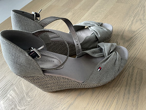 Saapad ,tommy hilfiger kingad suurus 36 (1 foto / 2)