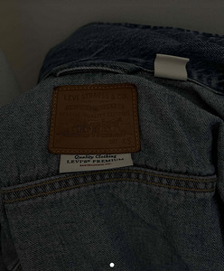 LEVIS джинсовая куртка. (2 фото из 2)