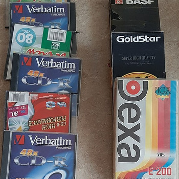 CD-plaadid filmide ja videokassettidega.