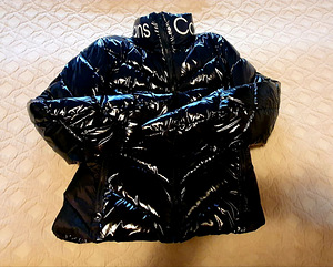 Новая красивая куртка Calvin Klein (2 фото из 3)