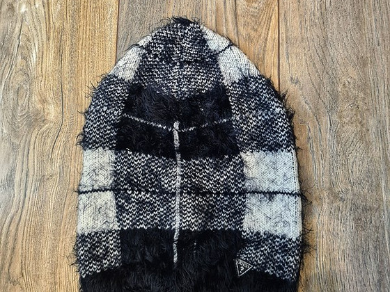Новая шапка GUESS.