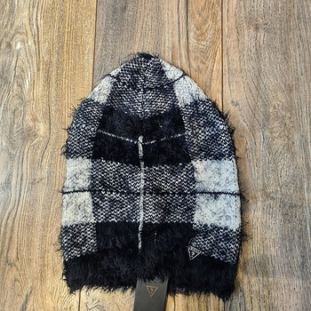 Новая шапка GUESS.