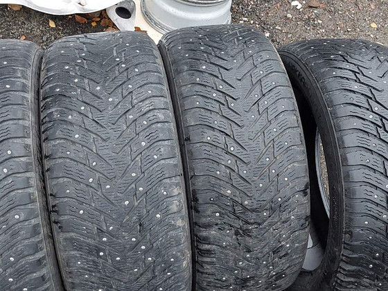 20-дюймовые шипованные шины Nokian 255 50 20 4 шт.