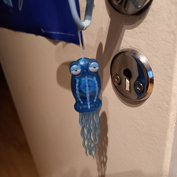 Müün 7 € eest meduusi võtmehoidja.