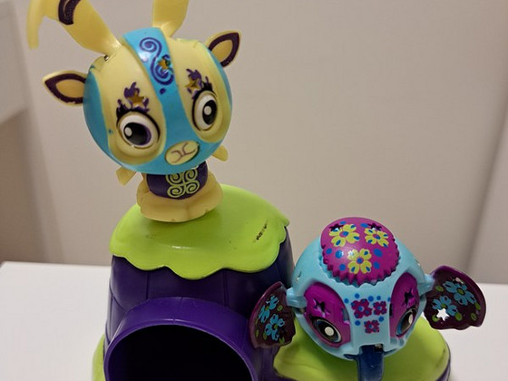 Originaalsed Sega Toys / Spin Master loomakesed ja maja