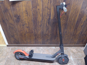 Самокат Xiaomi Mi Electric Scooter (3 фото из 8)