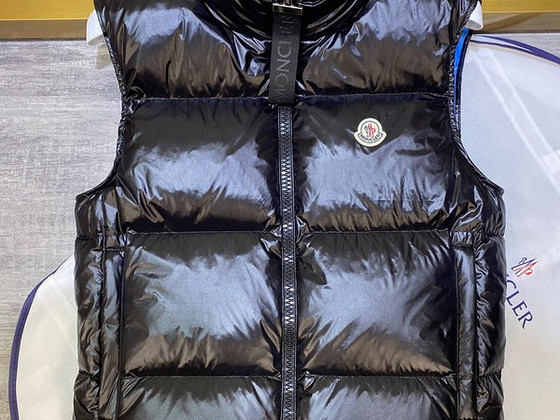 Новые жилетки Moncler