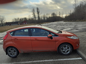 Ford Fiesta 2011 (2 foto / 7)