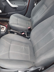 Ford Fiesta 2011 (5 foto / 7)