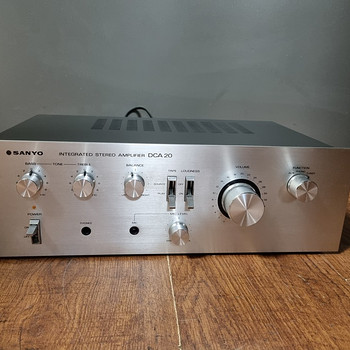Sanyo DCA-20 Интегрированный стереоусилитель