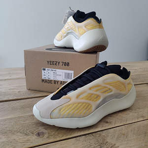 Adidas Yeezy Boost 700 V3 Mono Safflower EU 43⅓ (1 фото из 6)