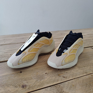 Adidas Yeezy Boost 700 V3 Mono Safflower EU 43⅓ (3 фото из 6)