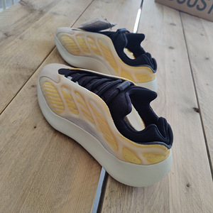 Adidas Yeezy Boost 700 V3 Mono Safflower EU 43⅓ (4 фото из 6)