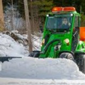 Traktor lumesahk otsib tööd Tallinnas