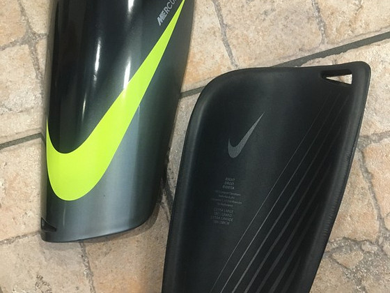 Футбольные щитки nike