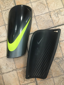 Футбольные щитки nike (1 фото из 2)