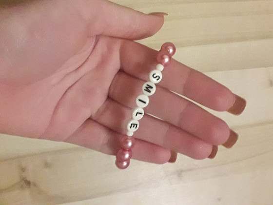 Kirjahelmestega käevõru