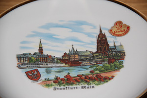 Немецкая сувенирная фарфоровая тарелка. (4 фото из 10)