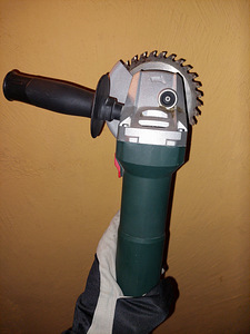 ПРАЗДНИЧНАЯ СКИДКА Мощная угловая шлифовальная машина Metabo W 1100-125 (3 фото из 4)