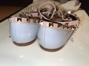 Балетки Valentino Garavani Rockstud из лакированной кожи (2 фото из 3)
