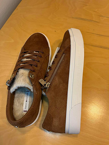 UUED TOMMY HILFIGER Madalad ketsid. NR 39 (2 foto / 3)