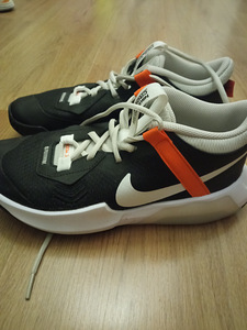 Баскетбольные кроссовки Nike (2 фото из 3)