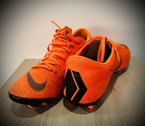 Футбольные бутсы NIKE (б/у) (3 фото из 3)