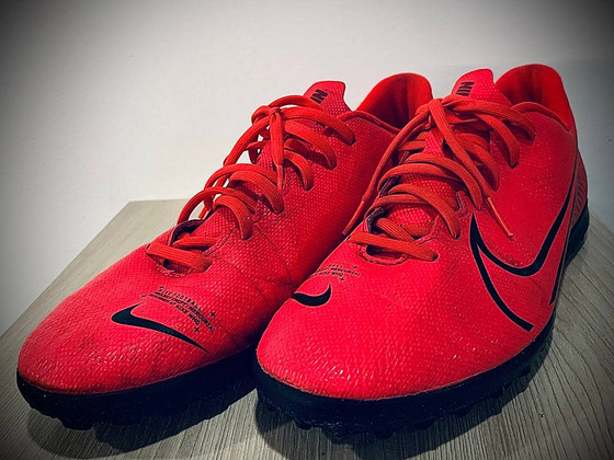 Футбольные бутсы NIKE